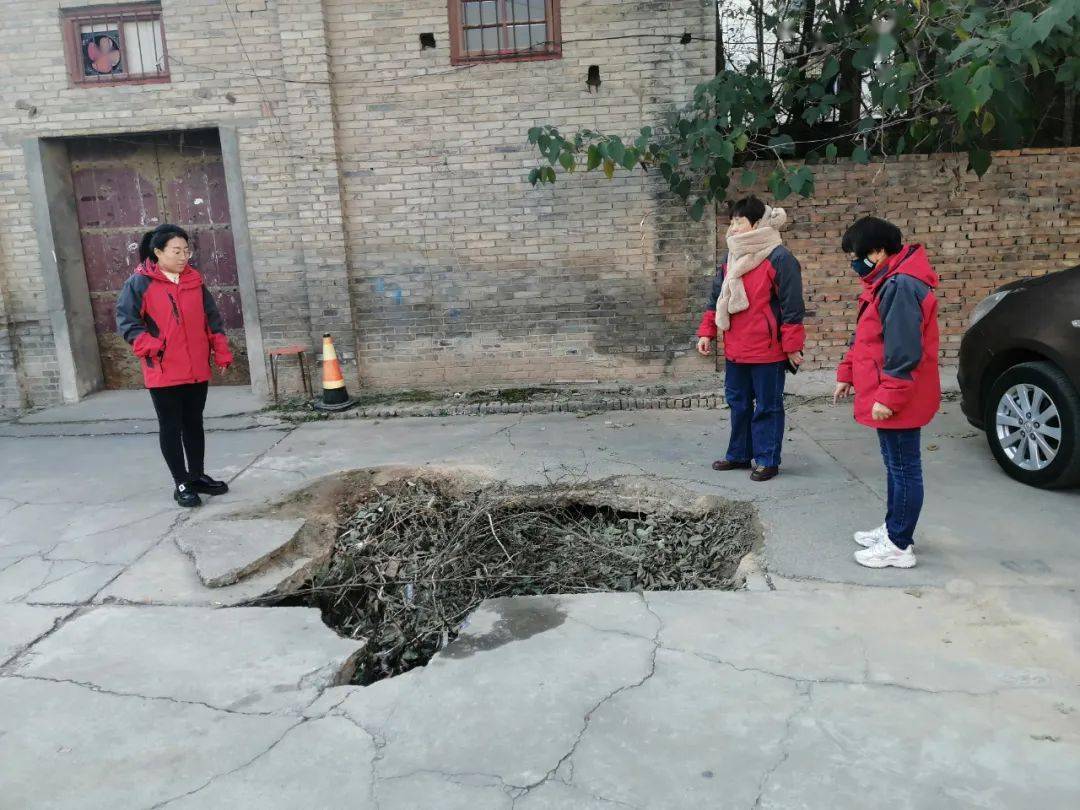 网格员深入小区,巷道对垃圾堆放,燃气,用电等安全隐患进行逐一排查并