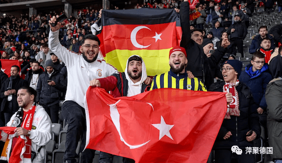 德国足球队主场友谊赛上被土耳其"霸凌输了"_比赛_球迷_支持