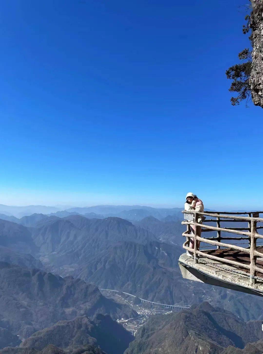 龙头山上风光美,云蒸霞蔚笙箫箫