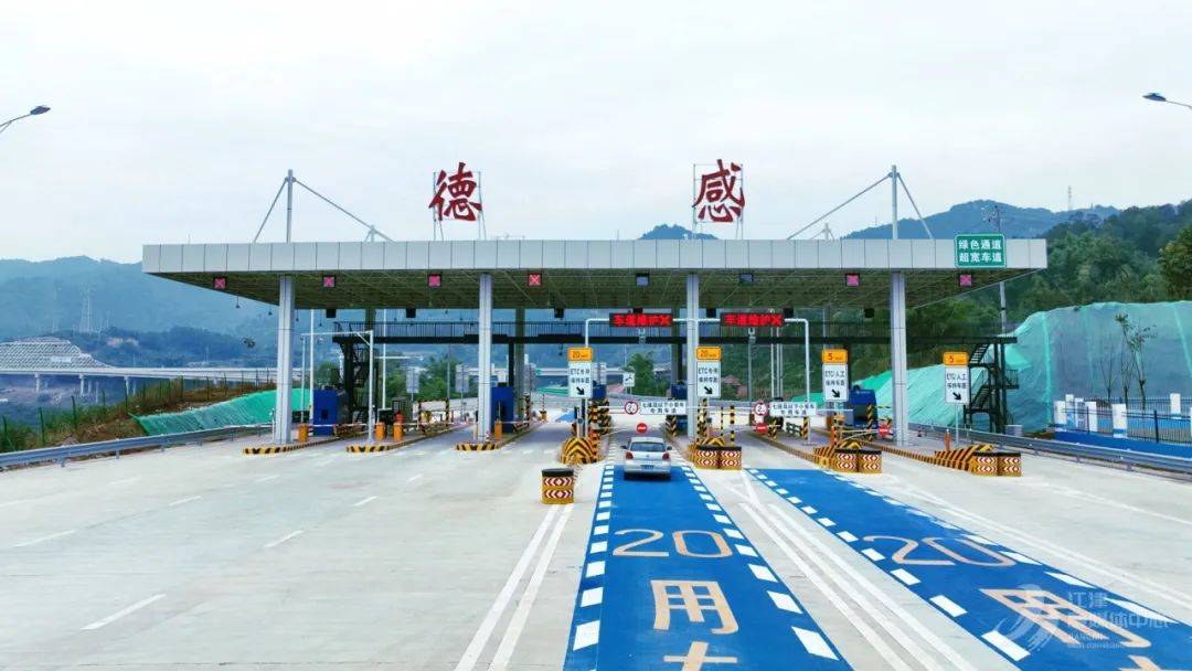 江泸北线高速德感收费站 记者 陈朝政 摄▲江泸北线高速油溪收费站