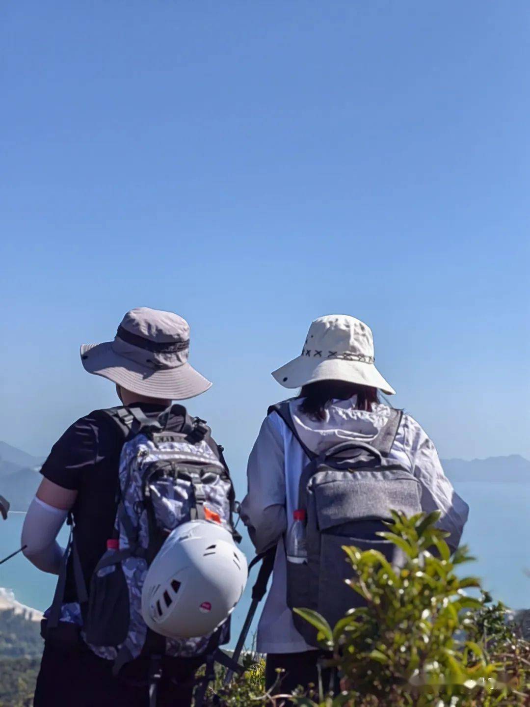 頗有點小排牙山的氣勢三峰頂上灰白巨石挺立前面三座