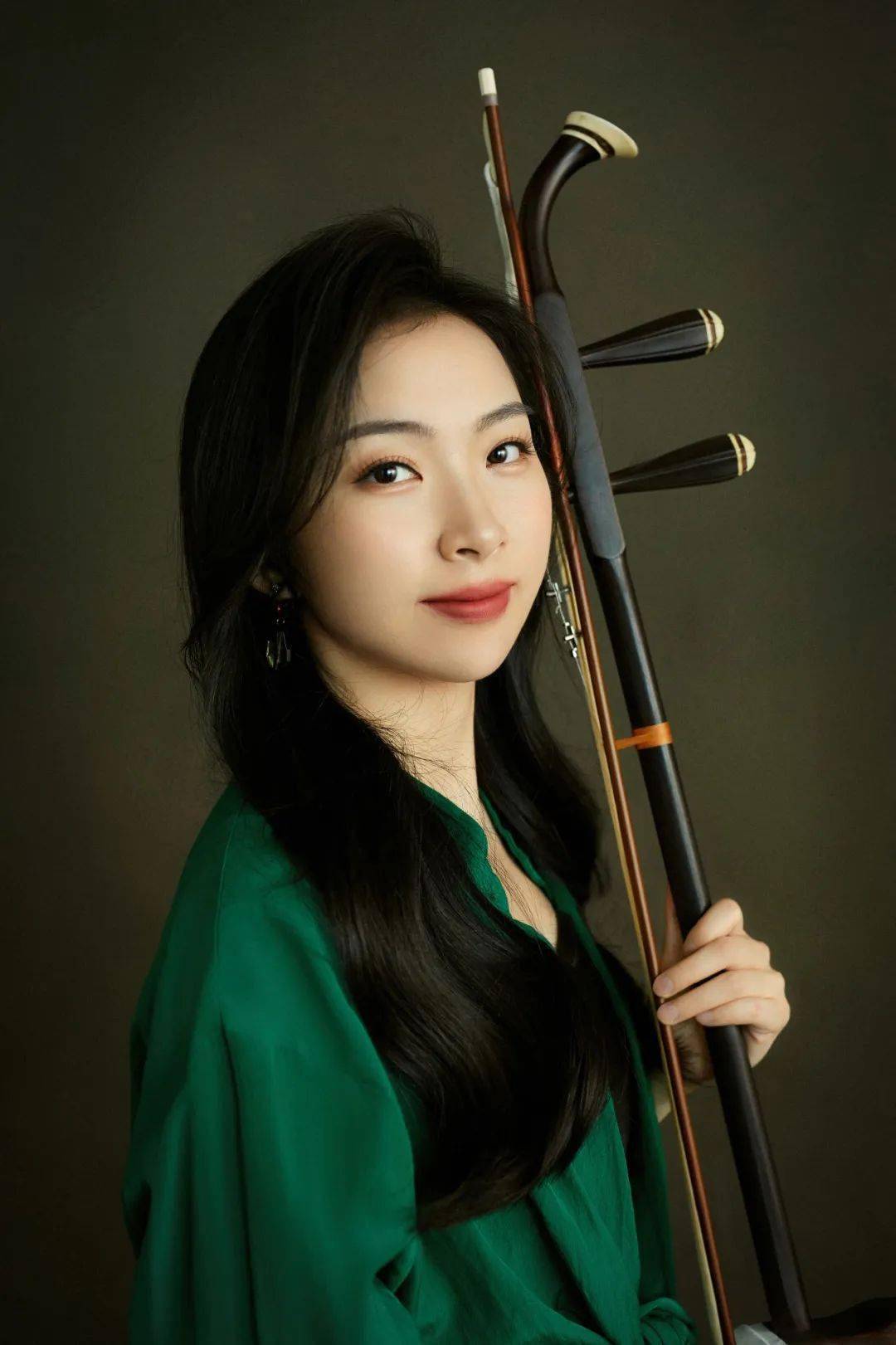 二胡演奏家,现就职于北京民族乐团,中国音乐学院在读博士,师从宋飞