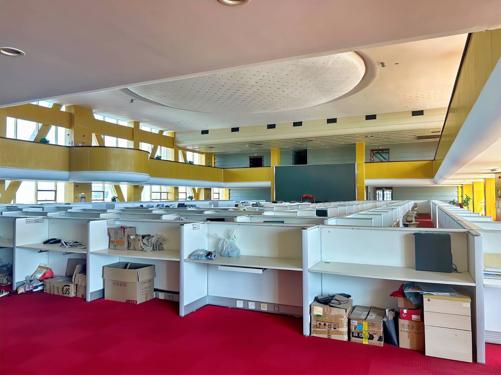 被摆上"货架"的广州圆大厦:办公楼大量空置,工位蒙尘,留守员工避谈