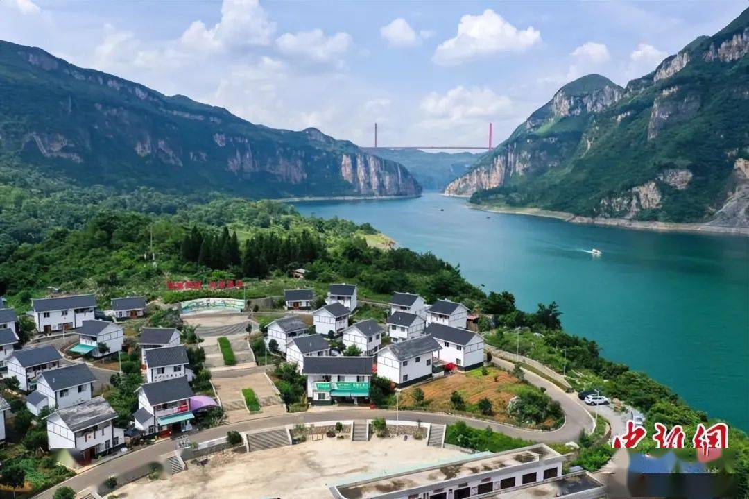 贵州毕节:乌蒙山水秀 旅游促振兴_游客_百里_杜鹃