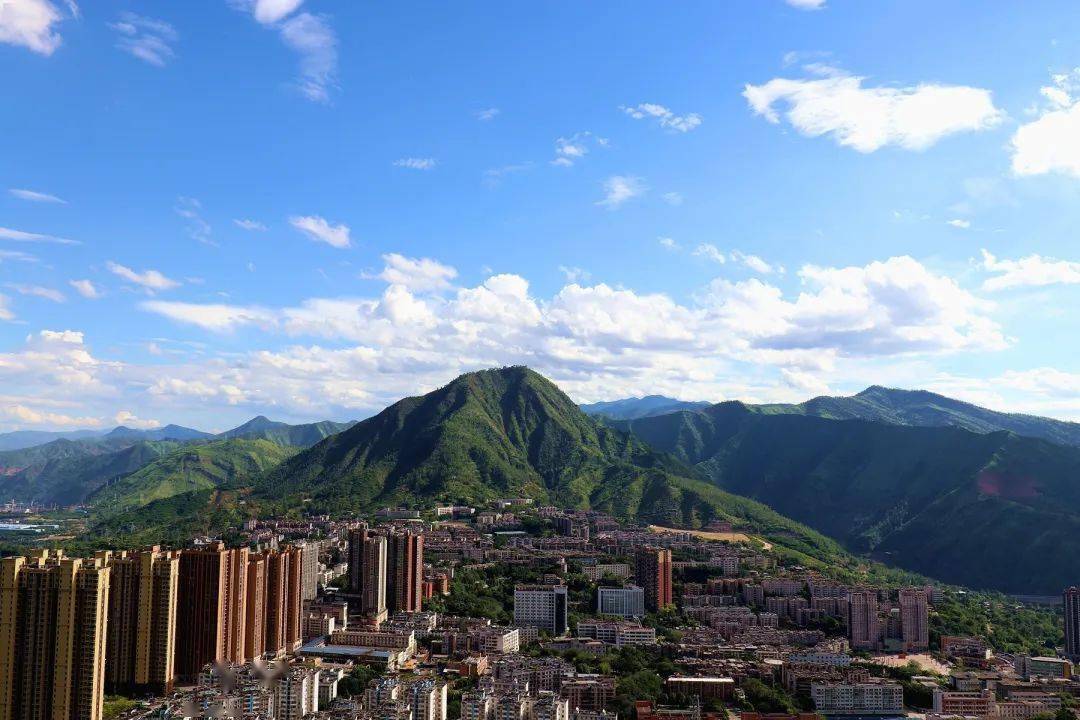 西区推行"河长制""河道网格化管理"等保护制度,落