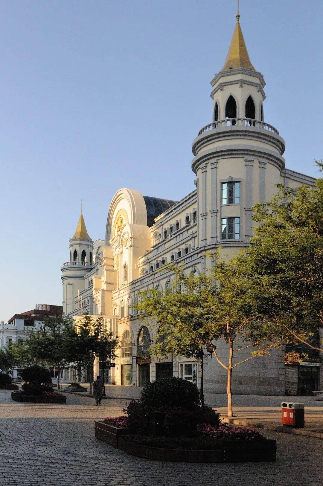 步入索菲亚广场红砖绿顶的圣索非亚大教堂极其宏伟壮观伏尔加庄园巴普