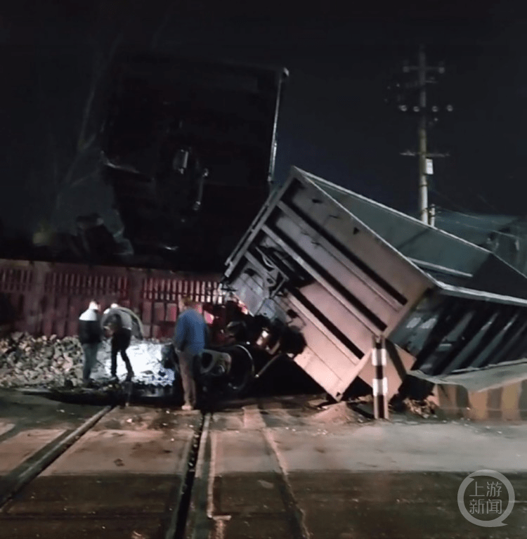 河南登封一貨運火車與大貨車相撞 大貨車司機不幸身亡_車廂_處置_上游