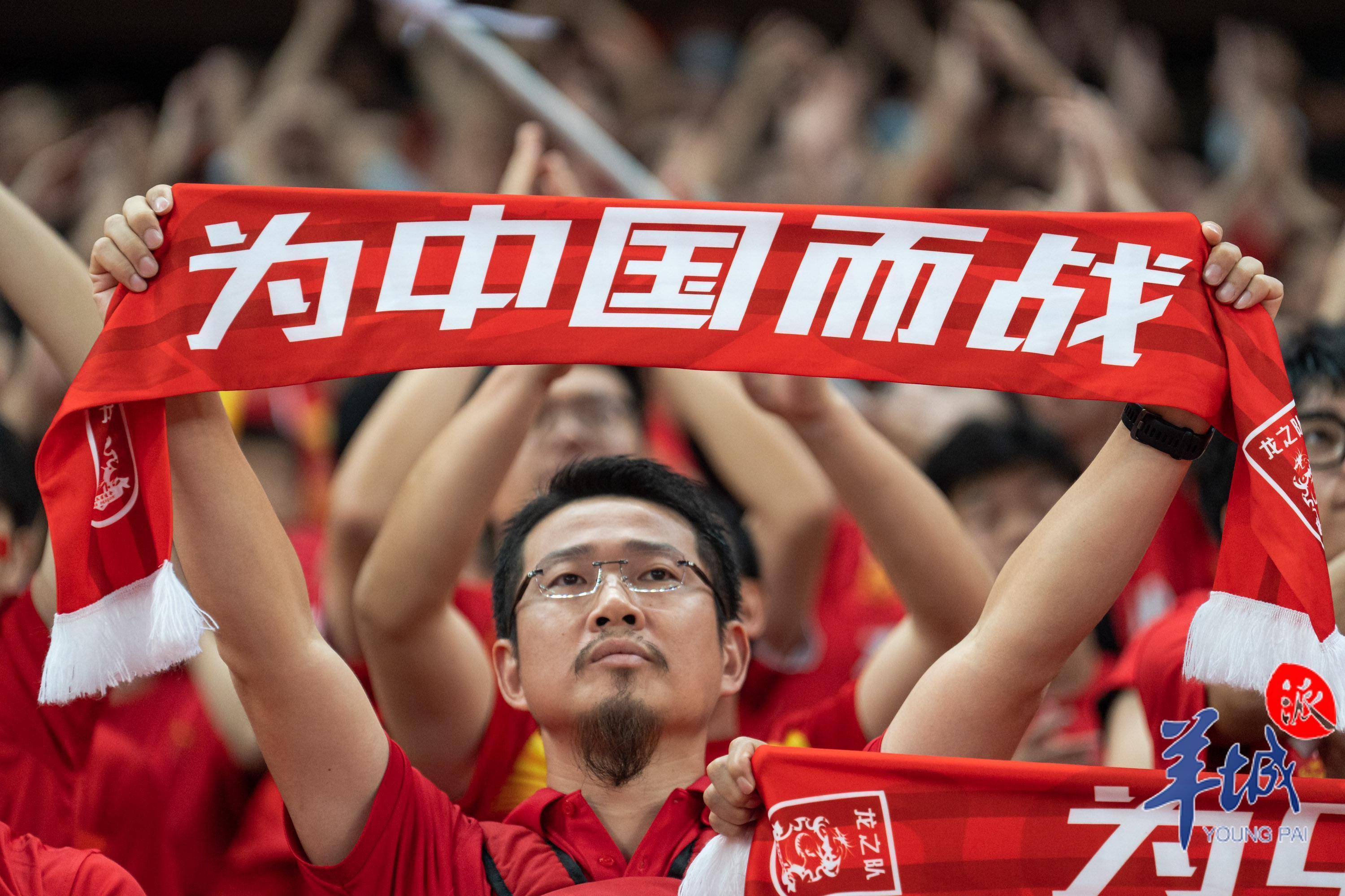 图集|世预赛国足0-3不敌韩国,球员赛后谢场_孙兴_比赛_上半场