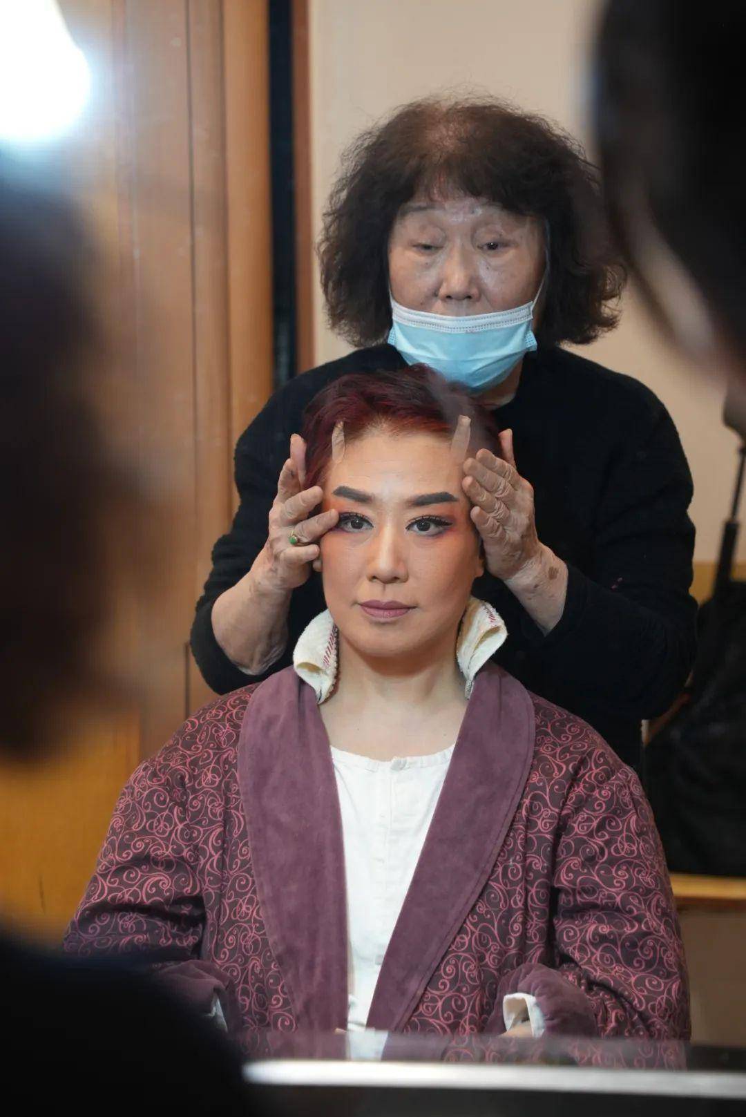 本剧服装造型设计蓝玲老师亲自为谢涛化妆.