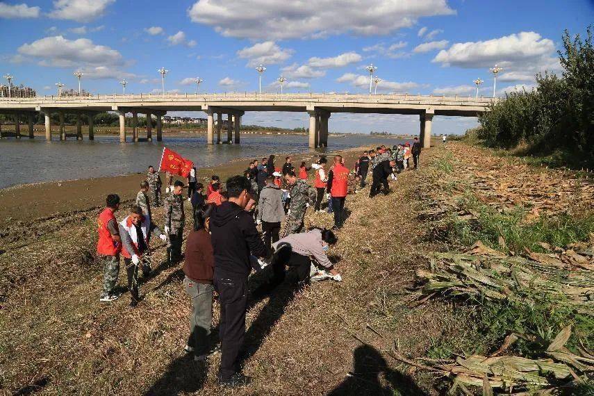 辉南县朝阳镇"河边插柳"行动现场此次行动的开展,既宣传了绿美河湖