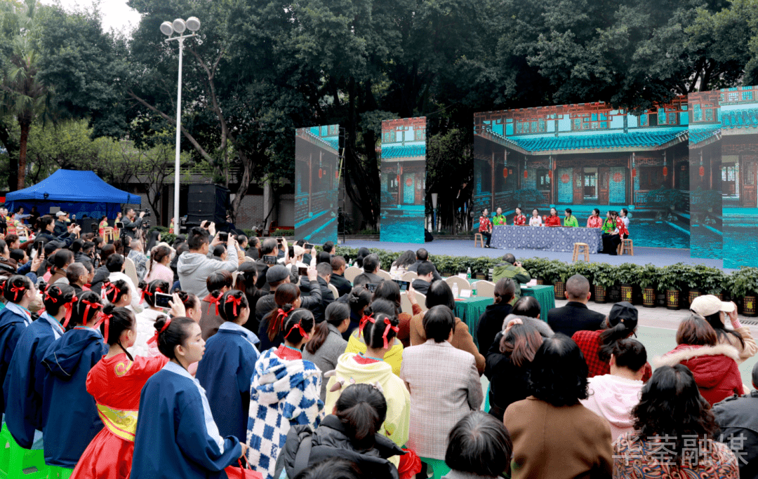 昨天华蓥山广场的曲艺演出吸引了上千人围观!