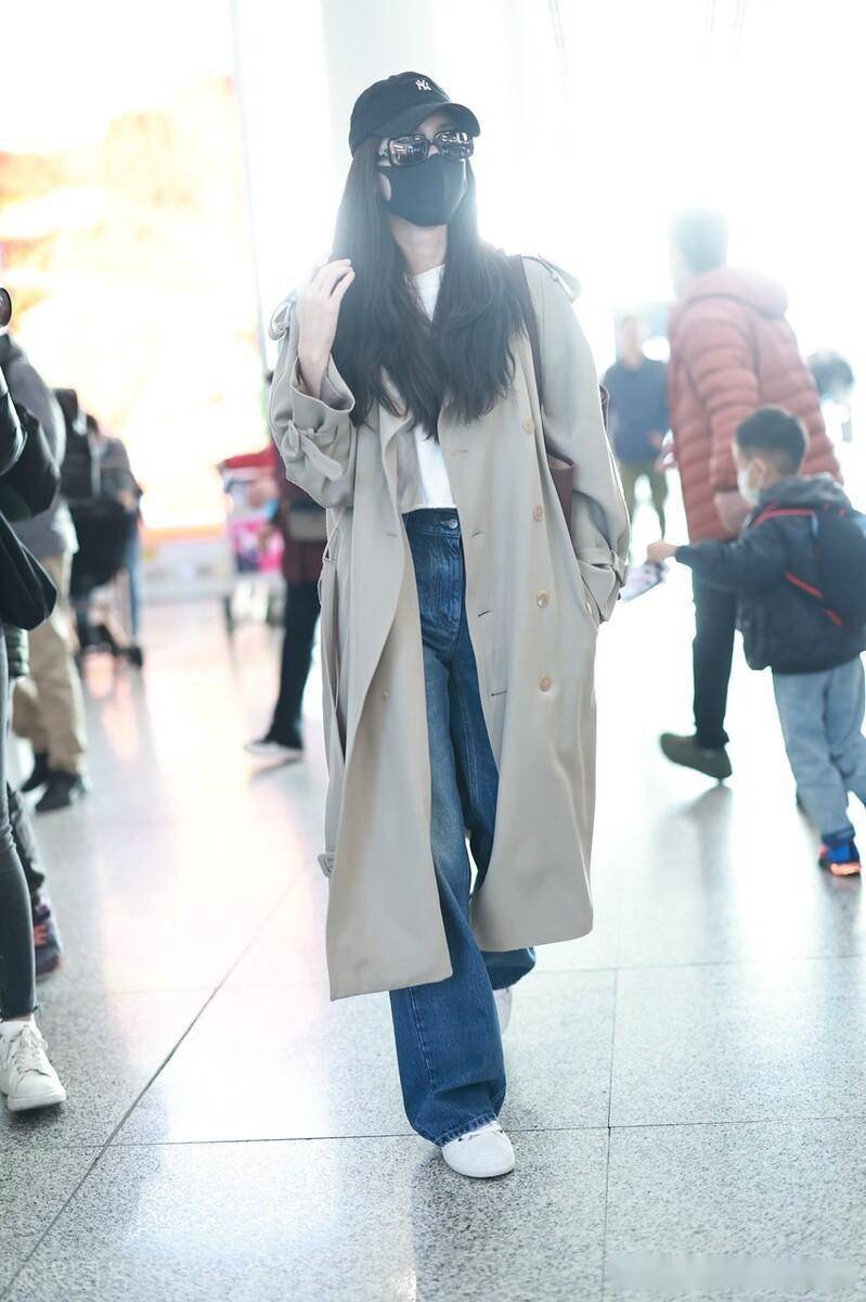 古力娜扎北京机场出发,卡其色风衣气质时尚