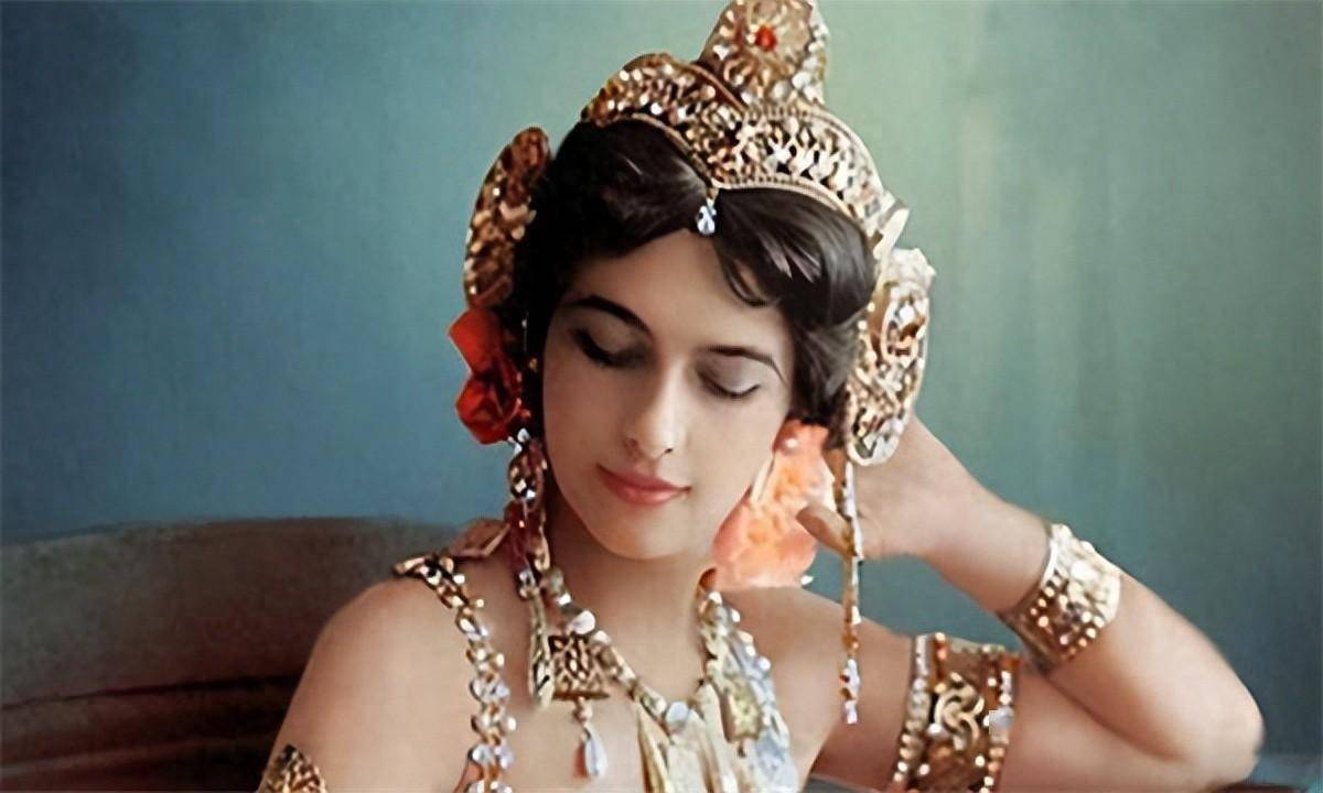 女间谍玛塔哈丽临终舞台：面对行刑队，她的幽默让死神都为之一笑_搜狐网