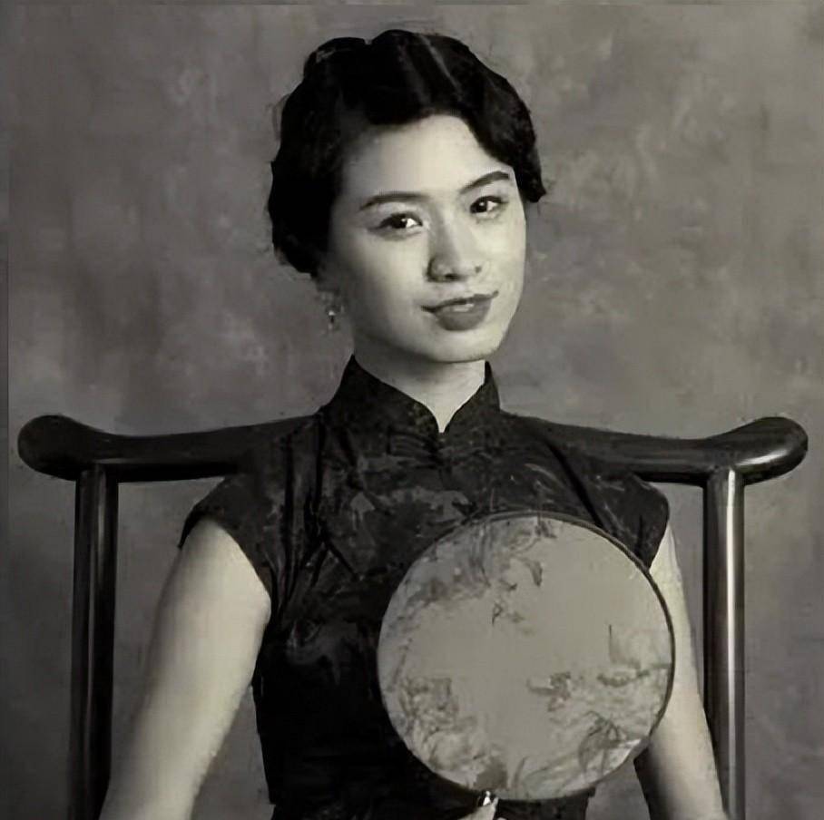 北洋总统下台后靠四姨太养活,晚年做对一件事,国人对他纷纷称颂_曹锟