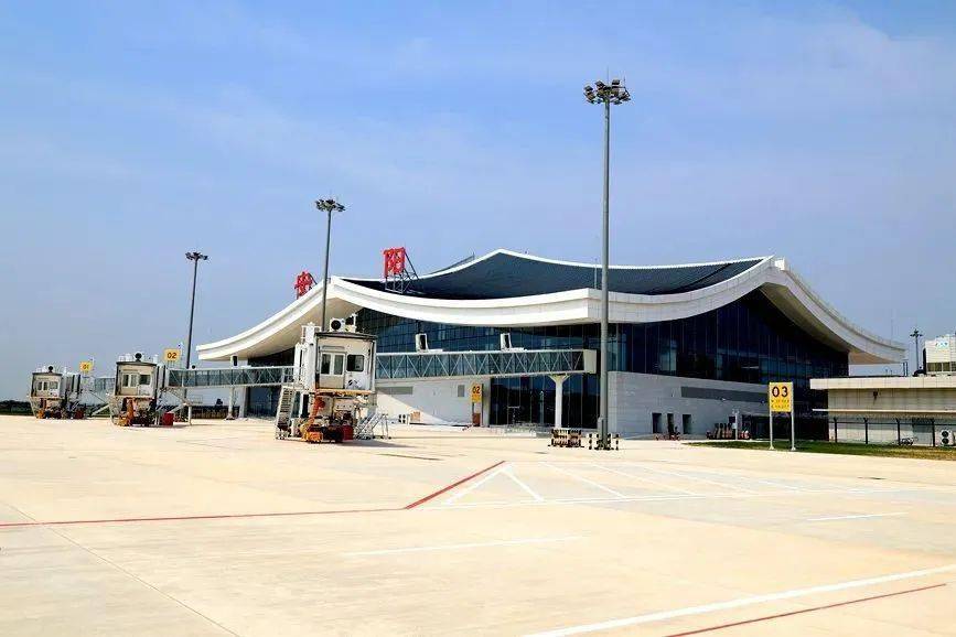 安阳红旗渠机场定位为国内民用支线机场,距离濮阳约62公里.