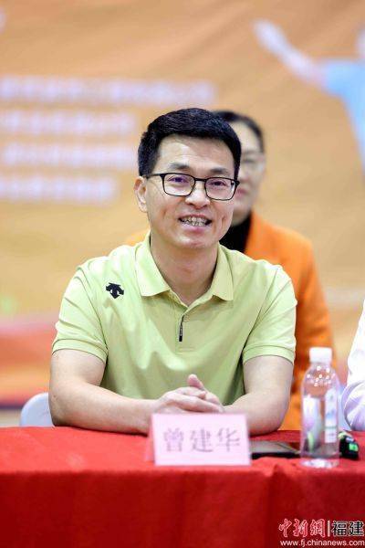 厦门市漳州商会会长曾建华在友谊赛开幕式上致辞.
