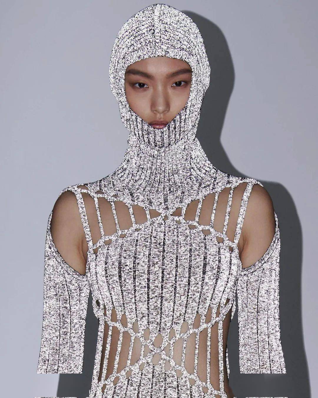 鱼骨衬衫的骨架充当扳手,螺丝钉代替装饰钉,dion lee 2024春夏解构