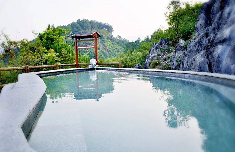 spa水疗区等几大部分主要分为中药养生区,山顶泡池,温泉区拥有几十个