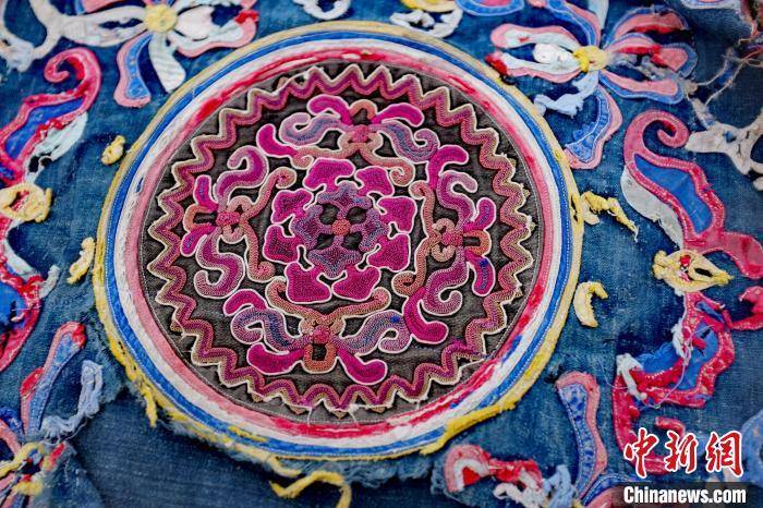 贵州苗绣集市:复古又时髦引年轻人淘货"打卡"_游客_周燕玲_凯里