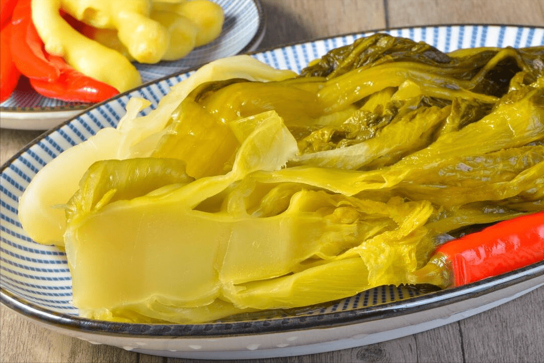 腌酸菜,只懂放盐是外行,牢记2点技巧,酸爽脆嫩,坛子不生花_芥菜_绿色