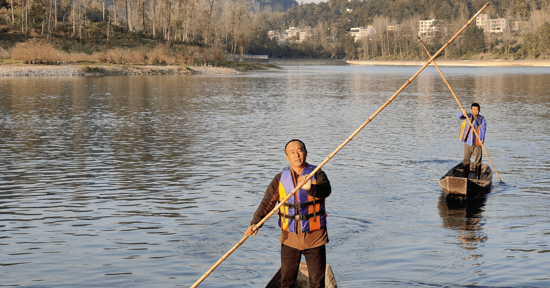 40年划"小舢板"救30条人命 "阿蓬鱼神"登上中国好人榜_杨昌立_洪水_河