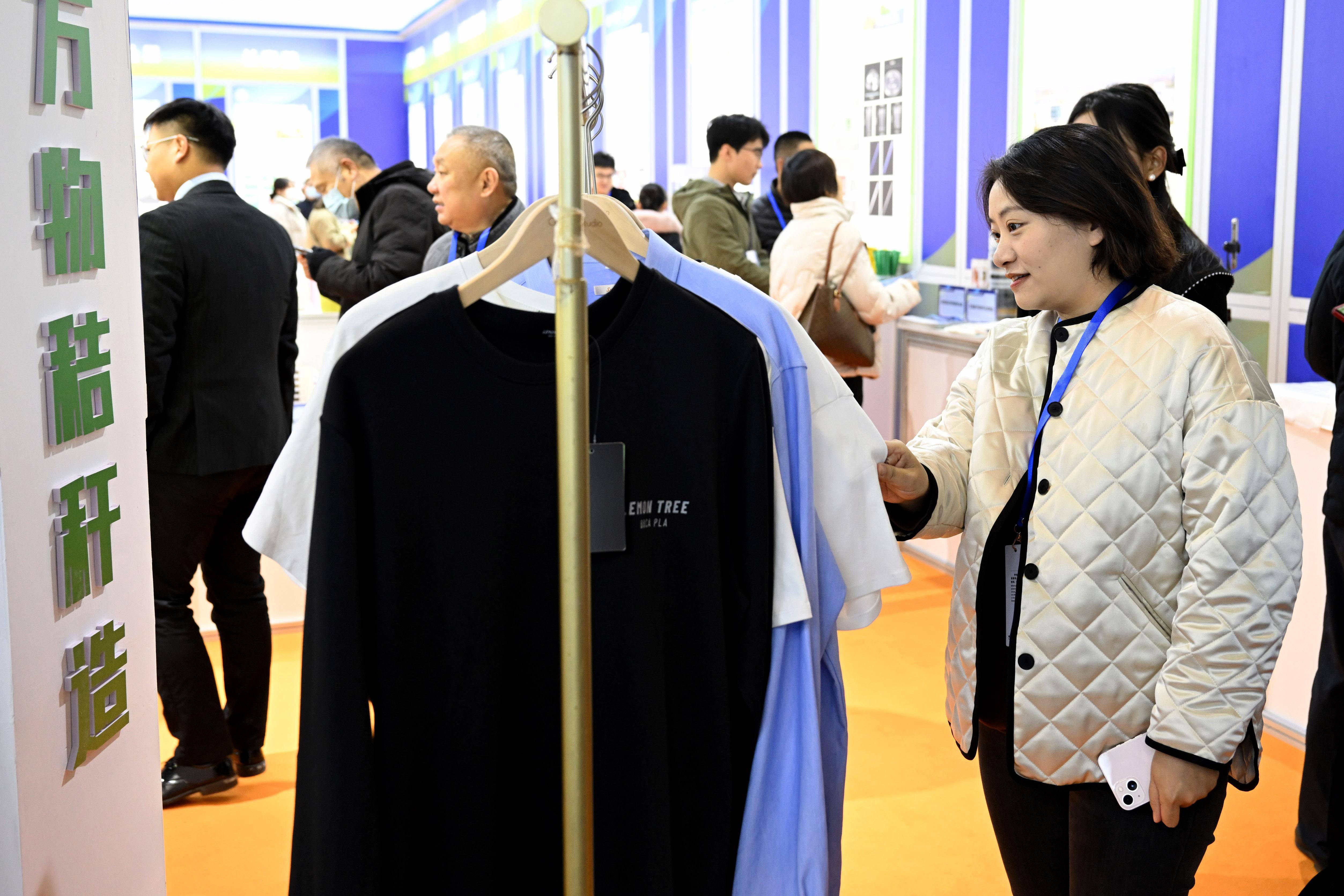 (经济)第三届国际新材料产业大会开幕_展览_新华社_黄博涵