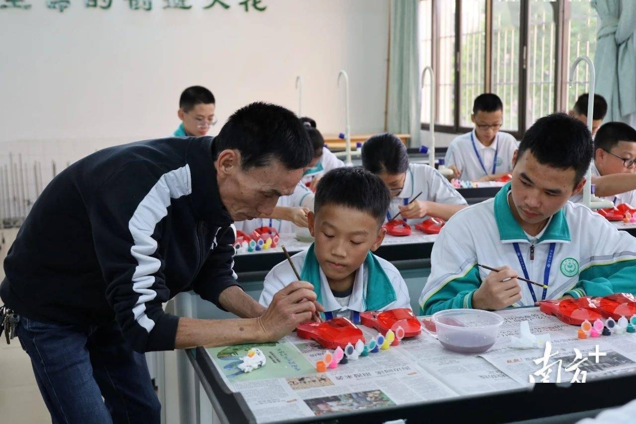 非遺傳承人圍繞技藝背景,製作的選料和過程等方面向學生們詳細介紹