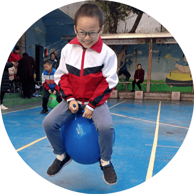 活动设计富有乐趣和挑战性,如羊角球,抱球跑,赶小猪,企鹅快走