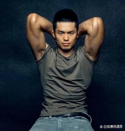 "林丹的白色超短裤大挑战:叉开腿的魅力,谁能抵挡?"_时尚_领域_身材