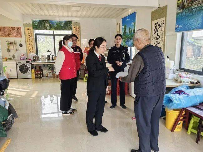 法官实地勘查解心结_施佳_群众_李家