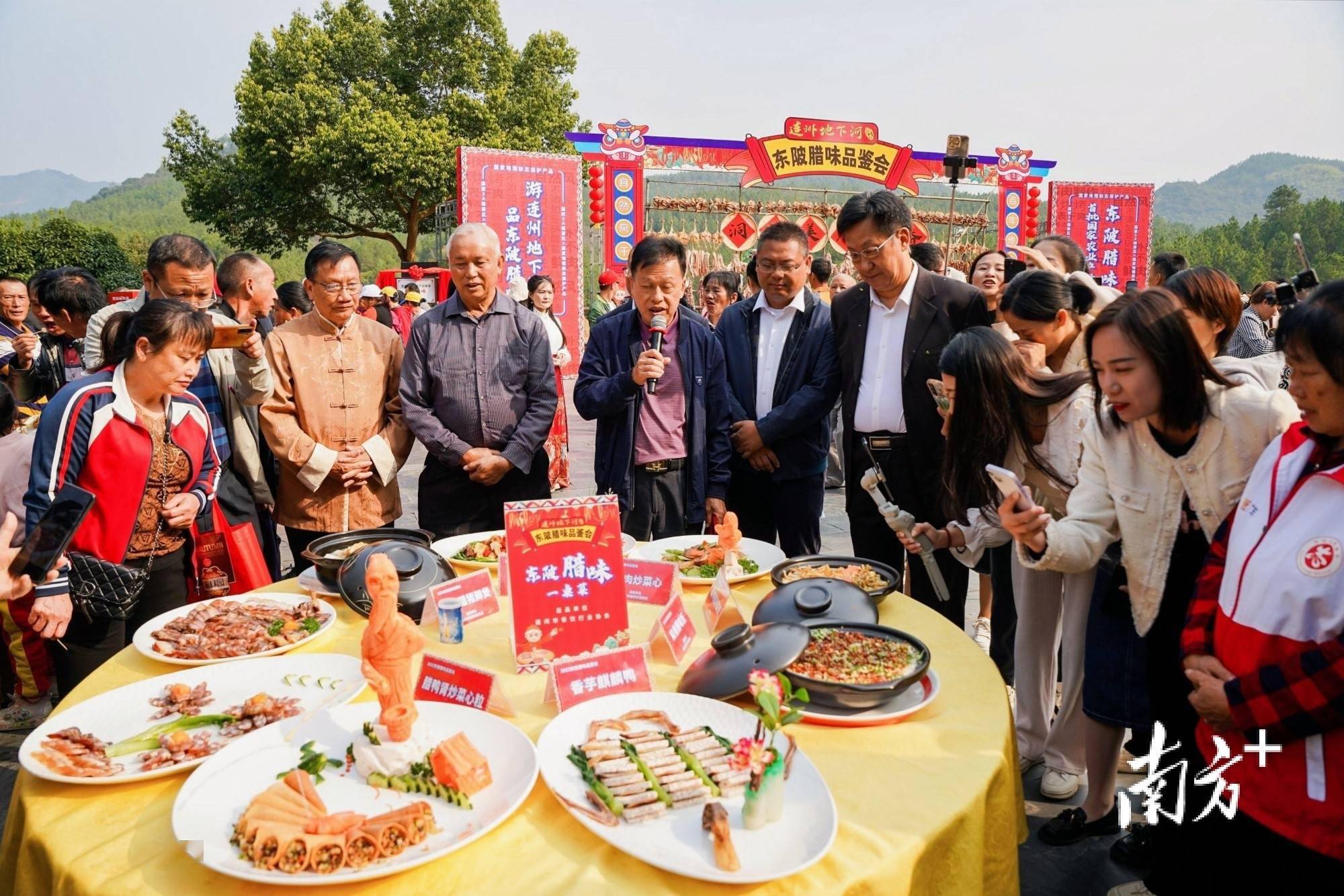 连州东陂腊味品鉴会在连州地下河举行.