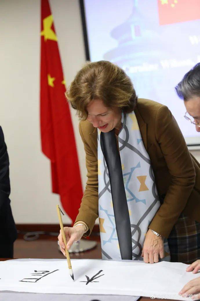 莫言向北师大校友,英国驻华大使吴若兰赠送书法作品!