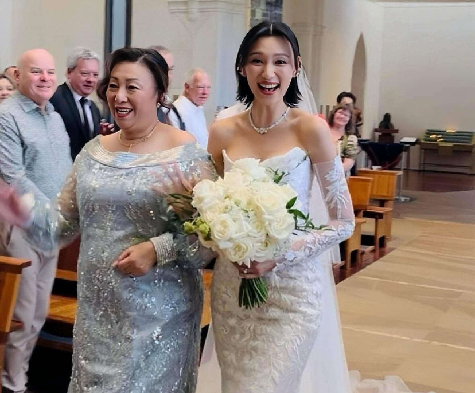 恭喜！香港知名女星与丈夫补办婚礼，未婚先孕做单亲妈妈多年  第2张