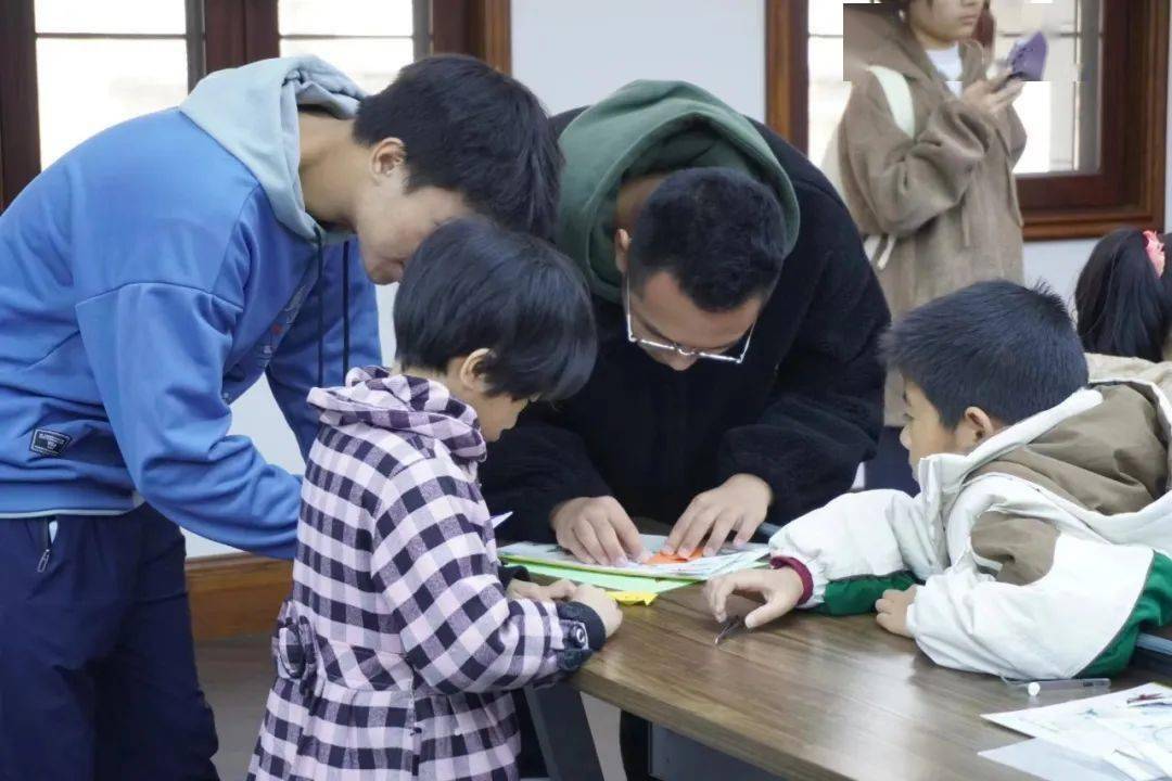 社区实践|"周末伴·红领巾课堂"之创意手工课开讲啦_小朋友们_树叶