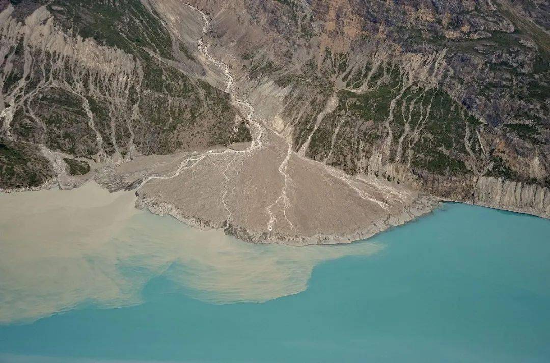 面积一般较大,多见于湿润,半湿润地区;旱扇发育旱扇的水系,时令河较多