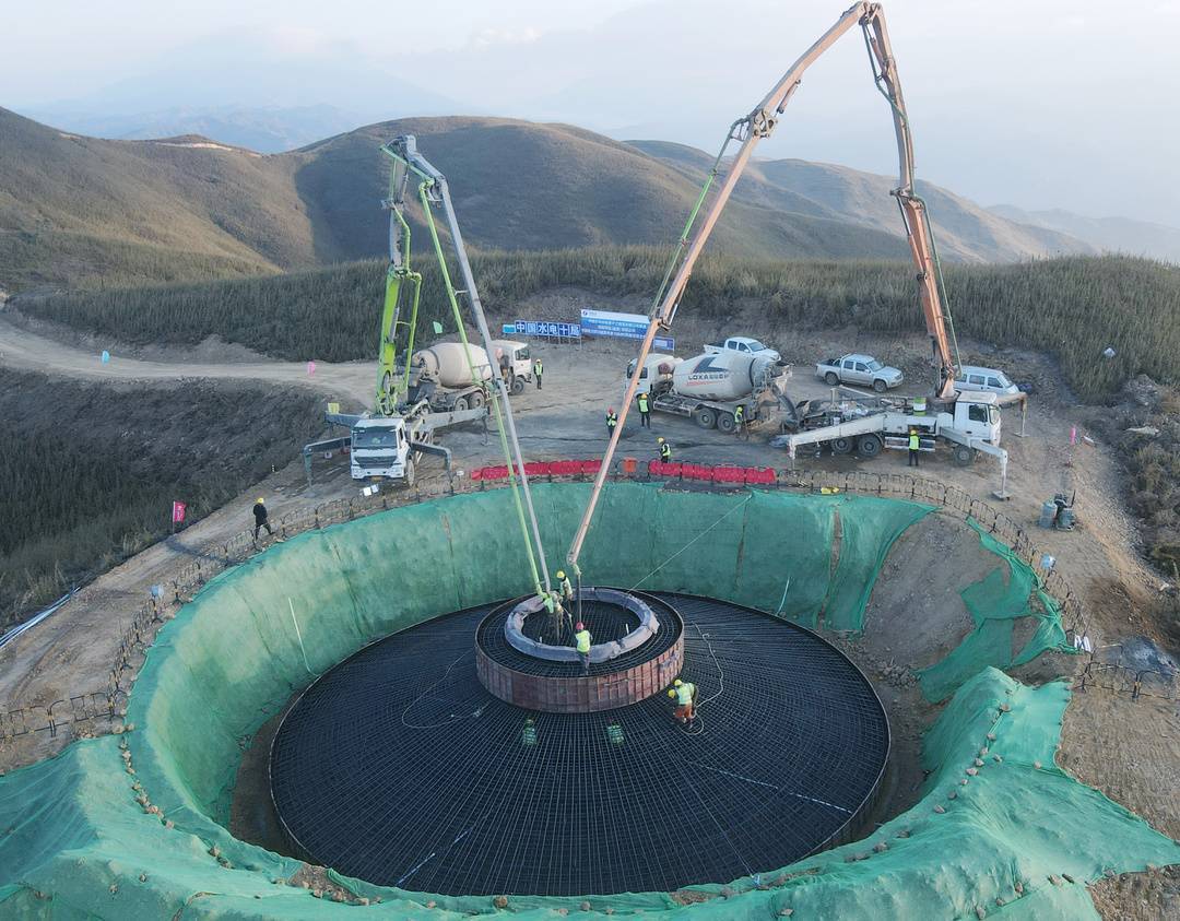 要在海拔3200米的山脊建设21台单机容量5mw风力发电机组,同时新建一座