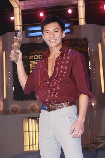 2007年,刚好入行十年,已经成为演艺圈边缘人的袁伟豪参加了香港先生