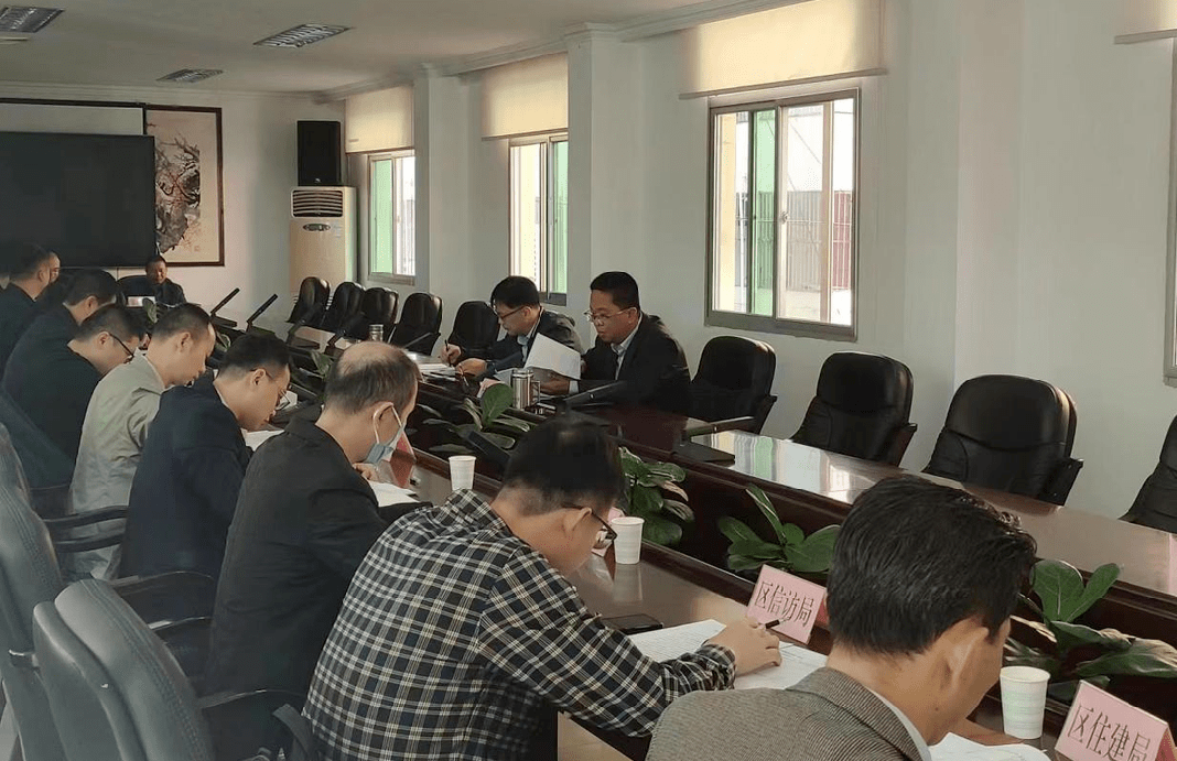 区委副书记,区长林坤泉,副区长林震贤出席会议.