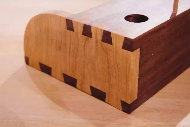 燕尾榫实例欣赏手工制作燕尾榫,是对木工师傅技术和耐心的一种极大