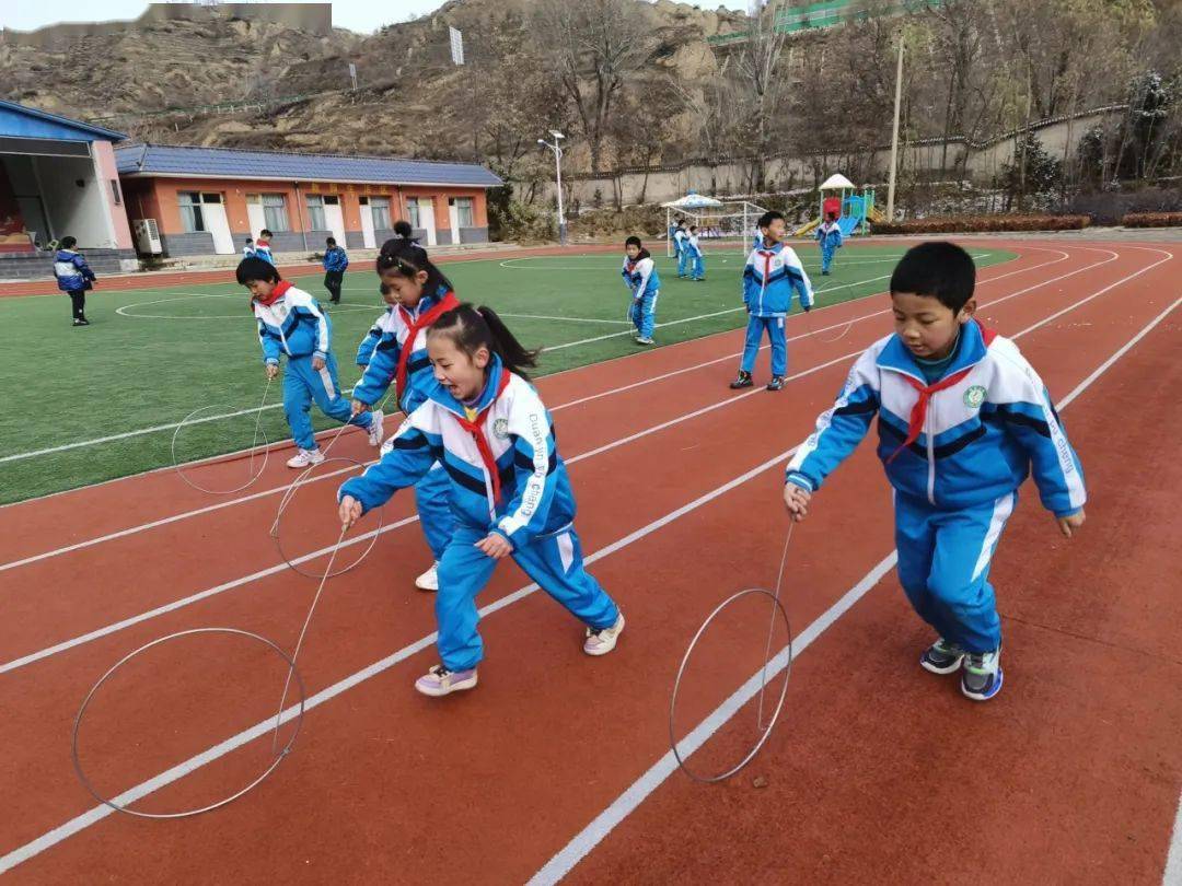 小学二年级体育课游戏活动有哪些(小学二年级体育课游戏活动有哪些类型)