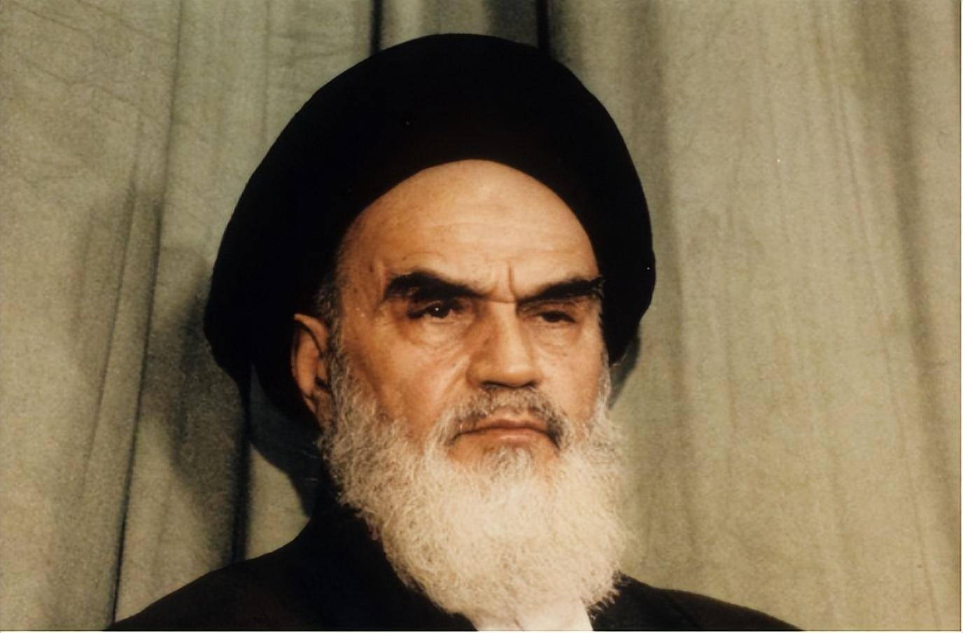 霍梅尼长期的学习让霍梅尼知识渊博,这为他日后进行宗教宣传奠定了