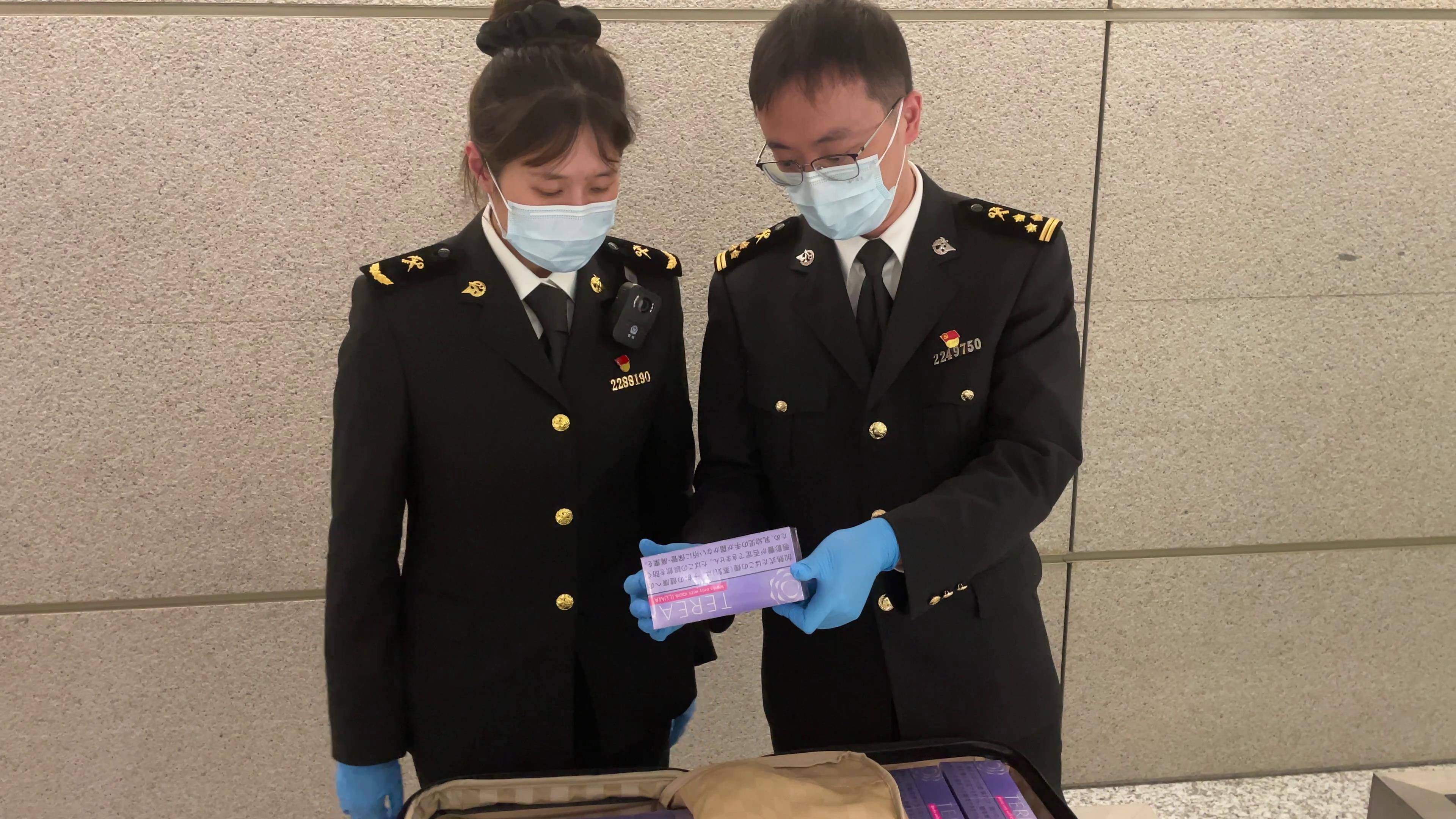 上海虹桥机场海关查获违规超量携带入境电子烟烟弹7600个_旅客_容量