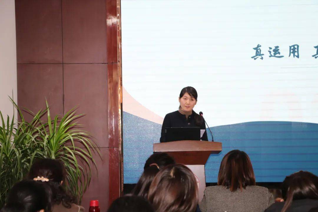 专业引领 彰显智慧天桥区教研员张岩老师针对两节课例和目前济南市