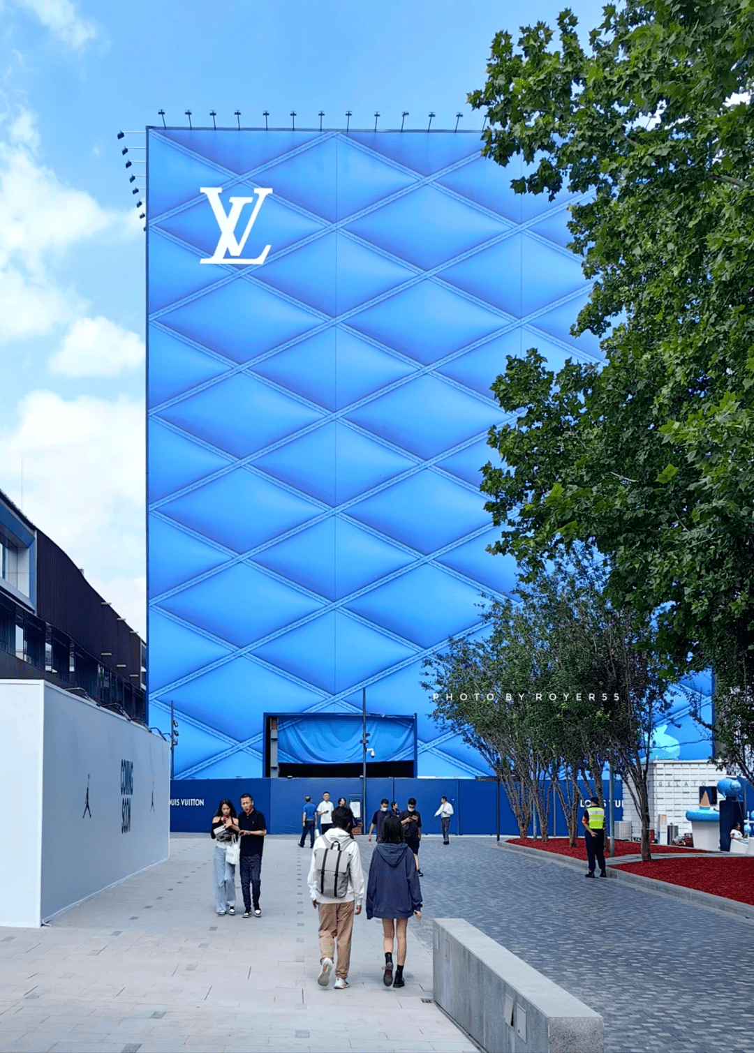 若按创意表现形式来分,围挡营销又可具体分为画面设计,文字设计与艺术