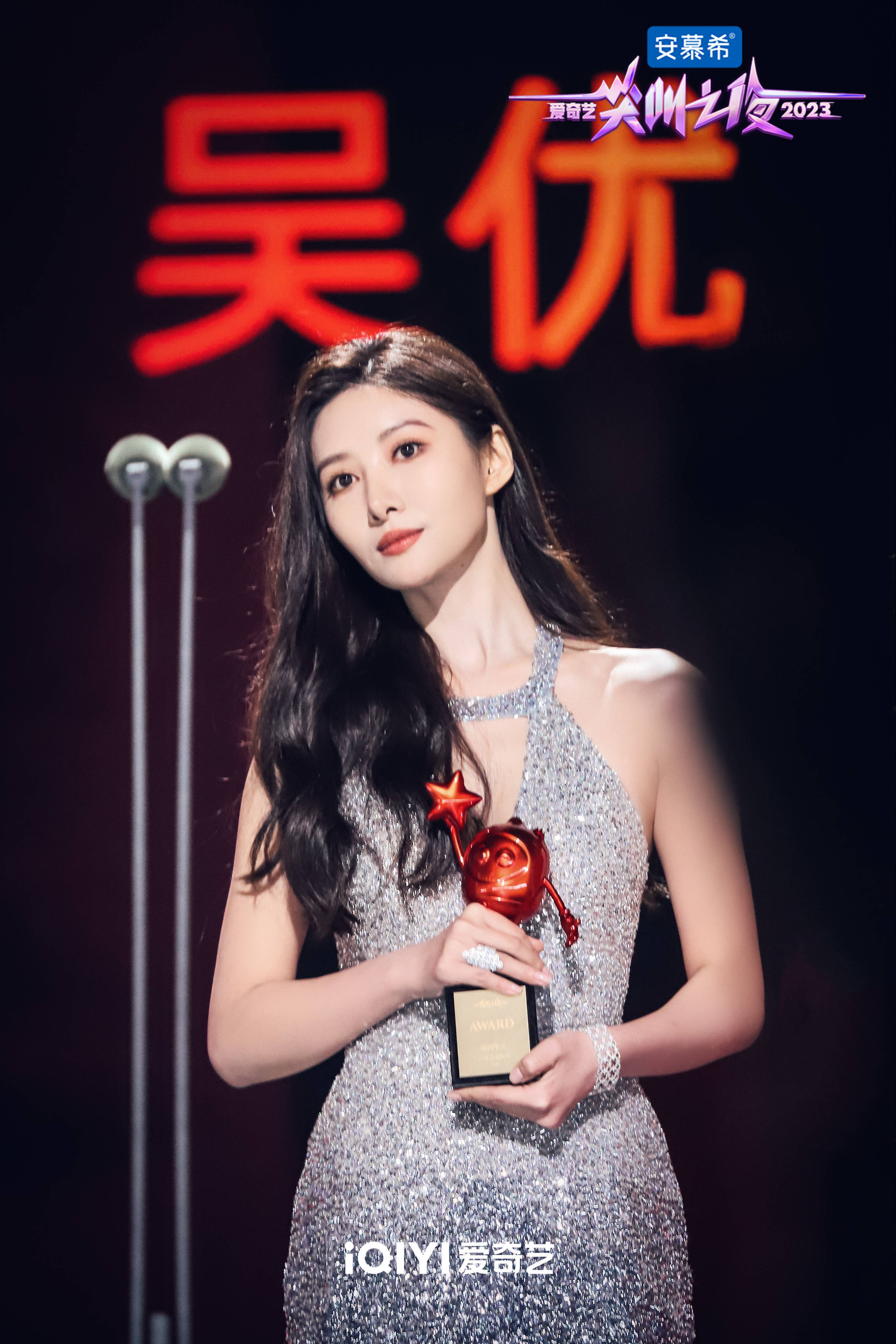 群星汇聚红毯更是提前点燃了尖叫之夜,红毯之上星光熠熠,众星礼服造型