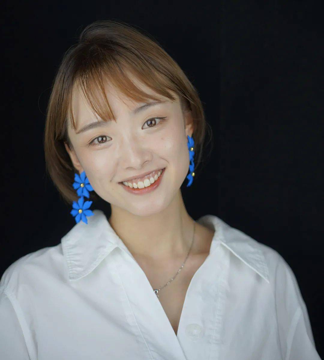 "徐(玉兰)派"传人,毕业于上海戏剧学院,工小生,师从著名演员汪秀月