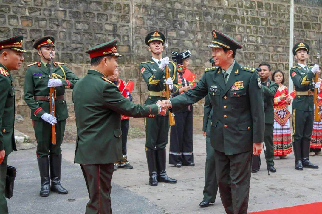 南部战区司令员王秀斌上将,老挝国防部副部长兼总参谋长坎良中将分别