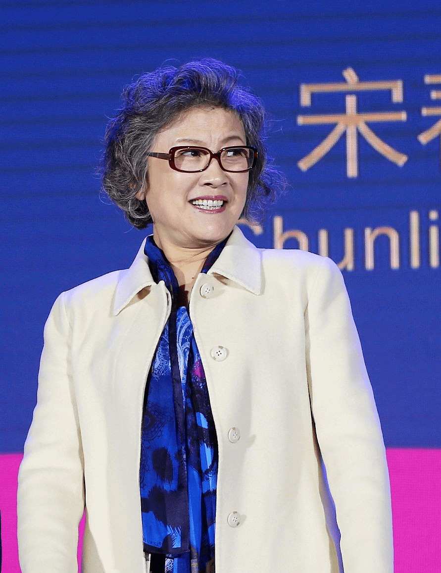 宋春丽携老公回青岛老家,不染白发也没有扮嫩,72岁气色红润饱满,是个