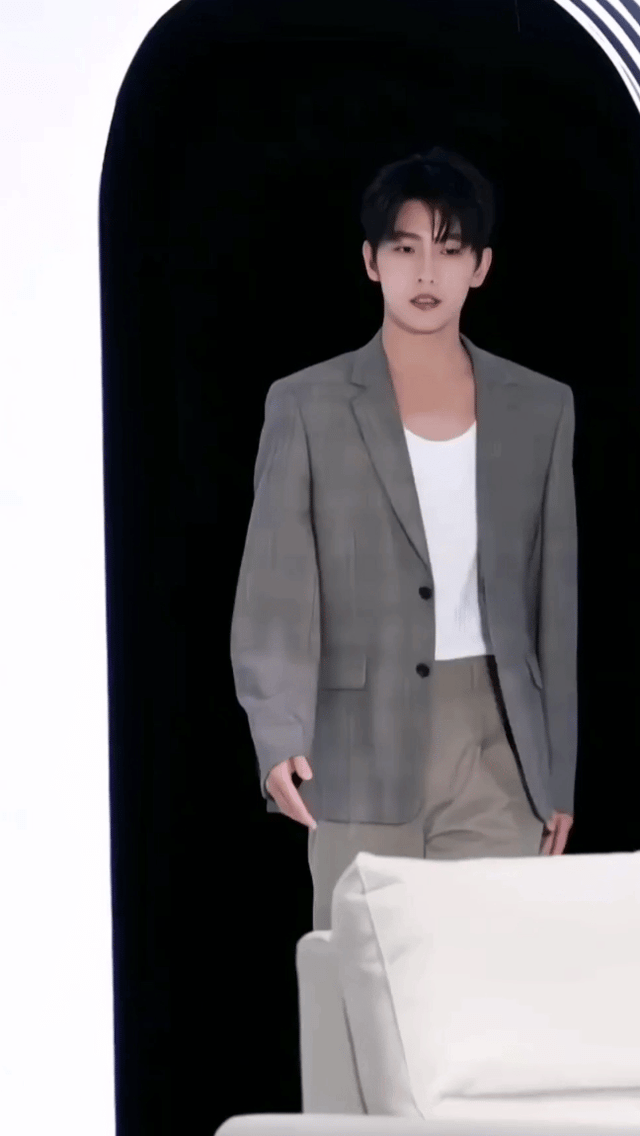 32岁杨洋上海活动照流出,清爽帅气不油腻,网友:熹妃回宫既视_形象