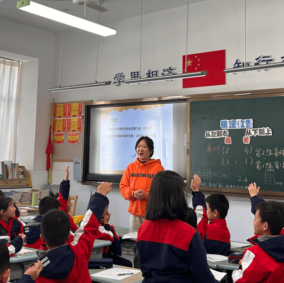 周晨老师围绕"小鸡吃食"的情境展开,首先通过不断变换小鸡吃食的数学